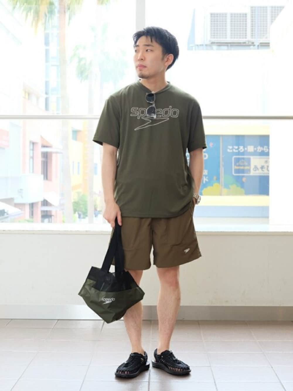 「ワントーンコーデ、ショートパンツ、Tシャツ、カーキ、休日スタイル、keen、きれいめカジュアル、夏コーデ、speedo、417 EDIFICE」｜「Speedoの◆【SPEEDO / スピード】 417 別注 EDGE LOGO SS TEE（Tシャツ/カットソー、グリーン系）」を使った、COZYさん（メンズ・165cm）の夏コーディネートの1枚目の写真