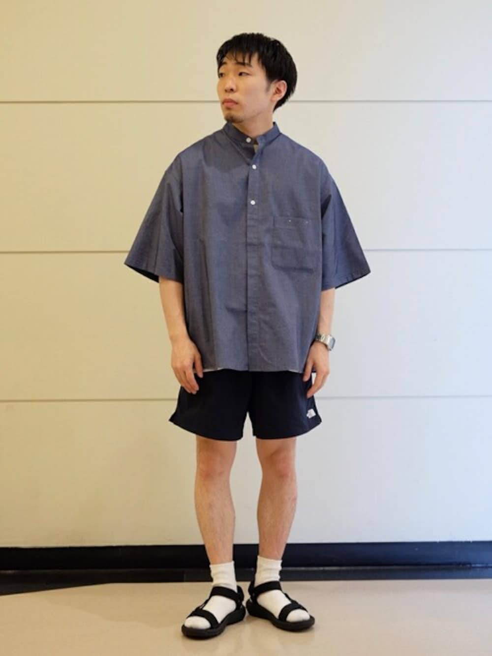 ブルー系のシャツ/ブラウス、ブラック系のその他パンツ、ホワイト系のTシャツ/カットソーを着用したメンズの夏コーディネートの1枚目の写真