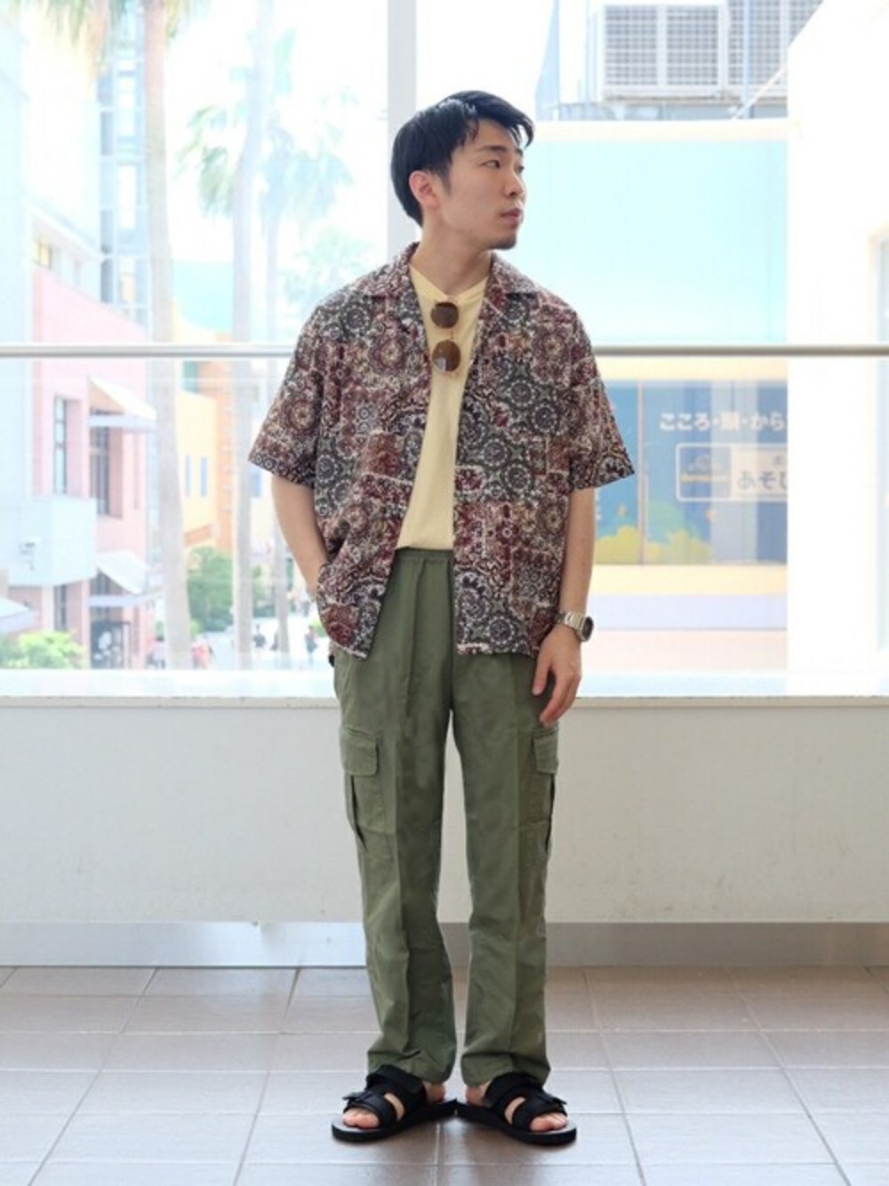 「柄シャツ、カーゴパンツ、休日スタイル、きれいめカジュアル、夏コーデ、半袖シャツ、teva、オープンカラーシャツ、開襟シャツ、417 EDIFICE」｜「417 EDIFICEのクレイジーバティック オープンカラーシャツ（シャツ/ブラウス、ブラウン系）」を使った、COZYさん（メンズ・165cm）の夏コーディネートの1枚目の写真