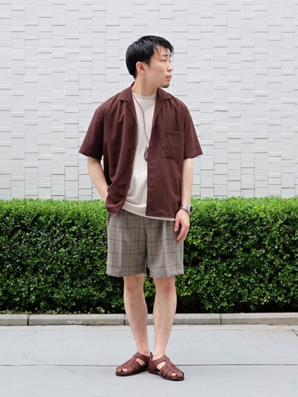 「シャツ、Tシャツ、大人カジュアル、サンダル、ショーツ、きれいめカジュアル、リラックススタイル、シャツスタイル、夏コーデ、417 EDIFICE」｜「417 EDIFICEの◆ドライタッチトロ オープンカラーシャツ（シャツ/ブラウス、ブラウン系）」を使った、COZYさん（メンズ・165cm）の夏コーディネートの1枚目の写真