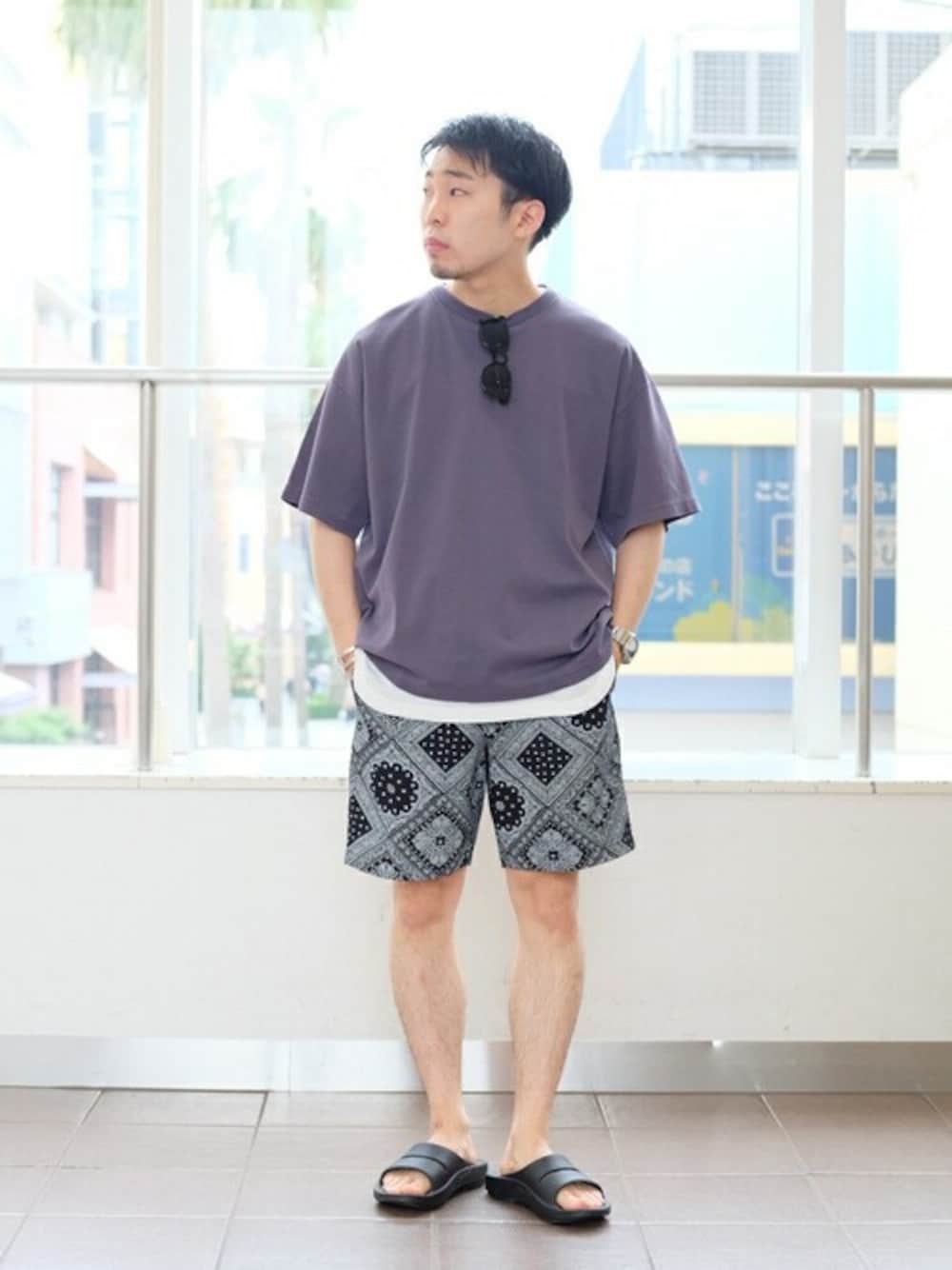 パープル系のTシャツ/カットソー、ホワイト系のタンクトップ、ブラック系のその他パンツを着用したメンズの夏コーディネートの1枚目の写真