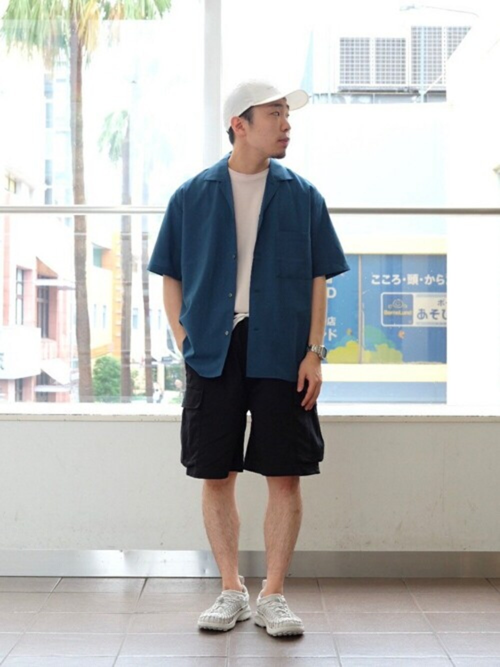 グリーン系のシャツ/ブラウス、ベージュ系のTシャツ/カットソー、シルバー系のサンダルを着用したメンズの夏コーディネートの1枚目の写真