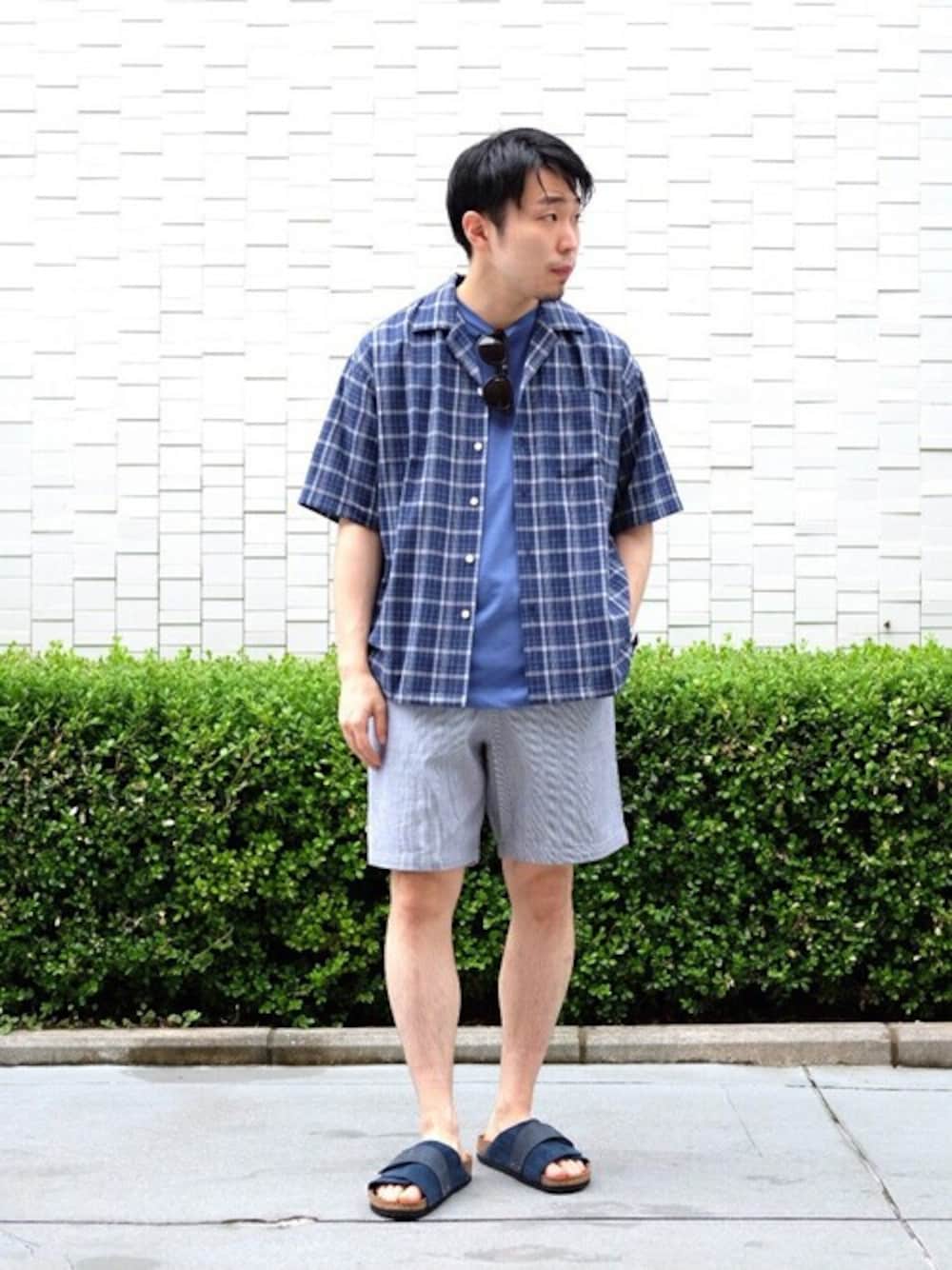 ブルー系のシャツ/ブラウス、ブルー系のTシャツ/カットソー、グレー系のその他パンツを着用したメンズの夏コーディネートの1枚目の写真