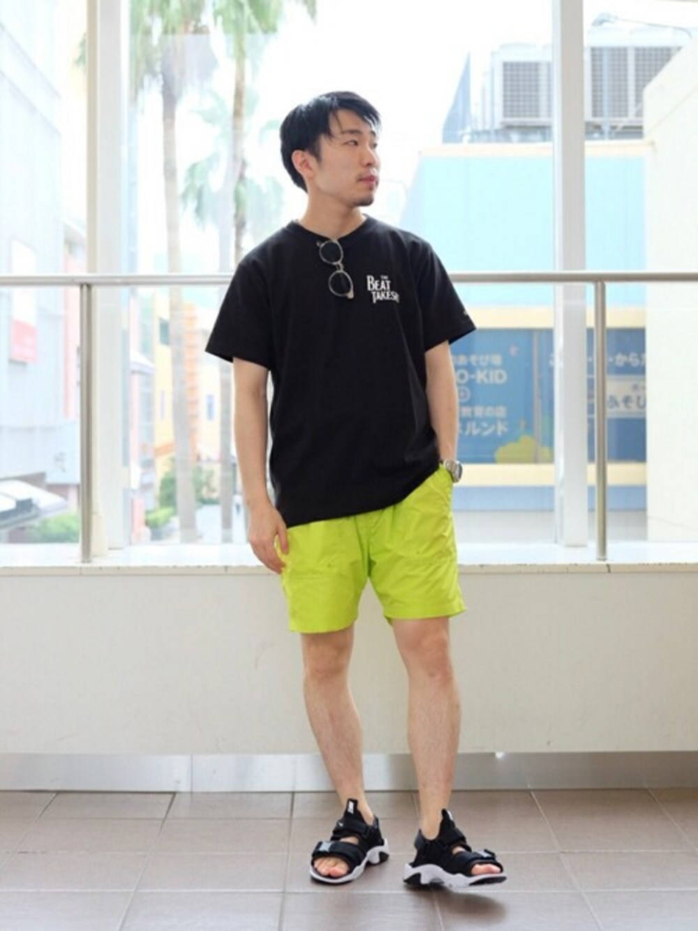ブラック系のTシャツ/カットソー、イエロー系のその他パンツ、ブラック系のサンダルを着用したメンズの夏コーディネートの1枚目の写真