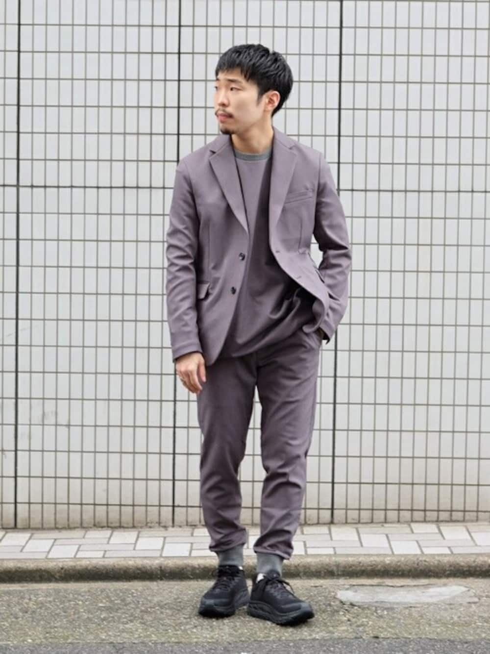 グレー系のテーラードジャケット、グレー系のスウェットパンツ、グレー系のスウェットを着用したメンズの秋コーディネートの1枚目の写真