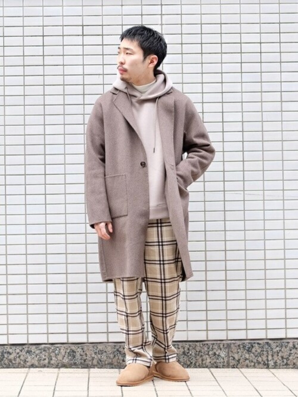 「チェスターコート、パーカー、冬コーデ、チェックパンツ、リラックススタイル、ベージュコーデ、パーカーコーデ、くすみカラー、冬アウター、417 EDIFICE」｜「417 EDIFICEの◆リバービーバーカシミヤブレンドチェスターコート（チェスターコート、ブラウン系）」を使った、COZYさん（メンズ・165cm）の冬コーディネートの1枚目の写真
