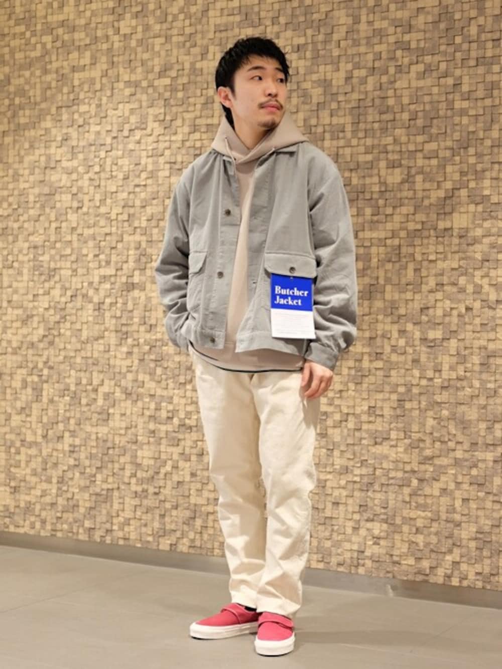 グリーン系のブルゾン、ベージュ系のパーカー、ベージュ系のTシャツ/カットソーを着用したメンズの冬コーディネートの1枚目の写真