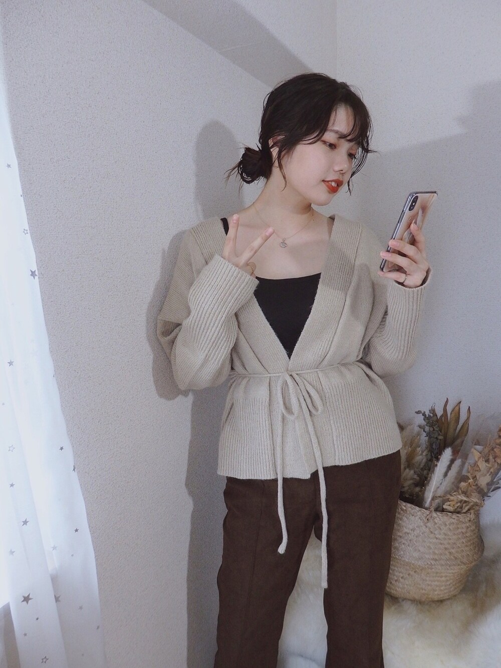 「ラブアンドピース2020、秋のコーデ、秋服、カジュアル、シンプル、ブラウンコーデ、秋のカフェオレコーデ、カーディガン」｜「classicalelfのシンプル 無地キャミソール 綿混(袖なし)（キャミソール、ブラック系）」を使った、sallyさん（レディース・161cm）の秋コーディネートの1枚目の写真