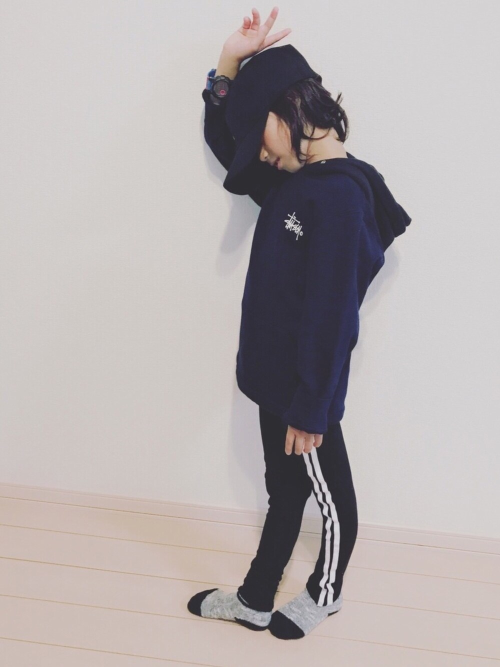 「キッズコーデ、女の子、おしゃれさんと繋がりたい、モノトーン、パーカー、ストリートMIX、7歳、スポーツミックス、キャップ、韓国子供服」｜「BABY-Gのアイテム（アナログ腕時計、その他）」を使った、re_riさん（キッズ・120cm）の秋コーディネートの1枚目の写真