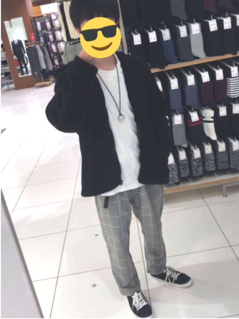 「今日のコーデ、秋冬コーデ、グレーパンツ、黒スニーカー、ネックレス、ユニクロ、白Tシャツ、黒アウター、モコモコアウター、おしゃれさんと繋がりたい」｜「UNIQLOのMEN ソフトタッチクルーネックT（長袖）（Tシャツ/カットソー、ホワイト系）」を使った、HARUTOさん（メンズ・165cm）の秋コーディネートの1枚目の写真