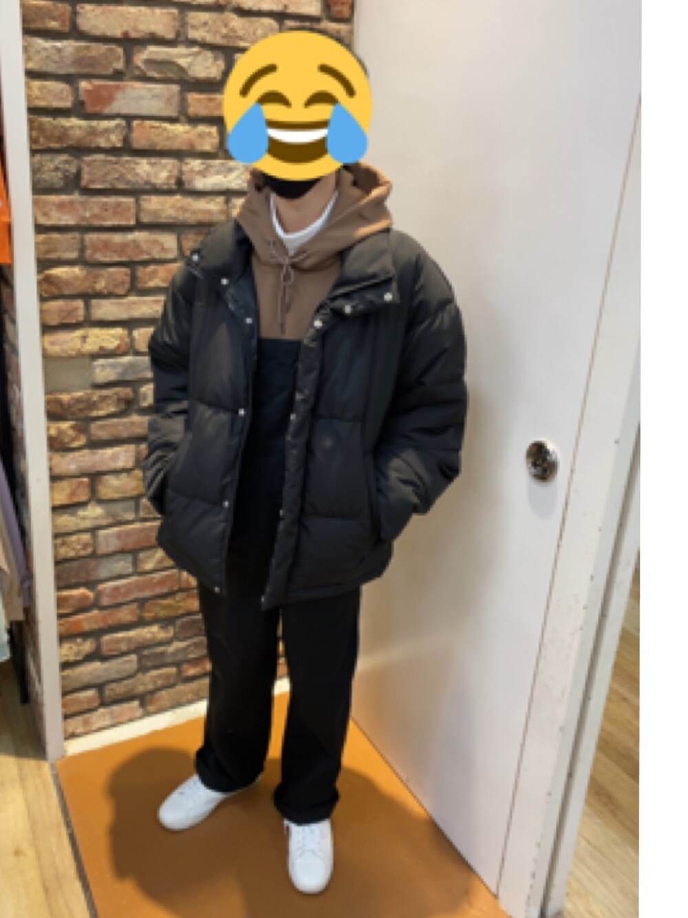 「冬コーデ、オーバーオール、黒、レイヤード、タートルネック、パーカー、白スニーカー、スニーカー、おしゃれさんと繋がりたい、ブラウン」｜「WEGOのWEGO/コーデュロイオーバーオール（サロペット/オーバーオール、ブラック系）」を使った、HARUTOさん（メンズ・165cm）の冬コーディネートの1枚目の写真