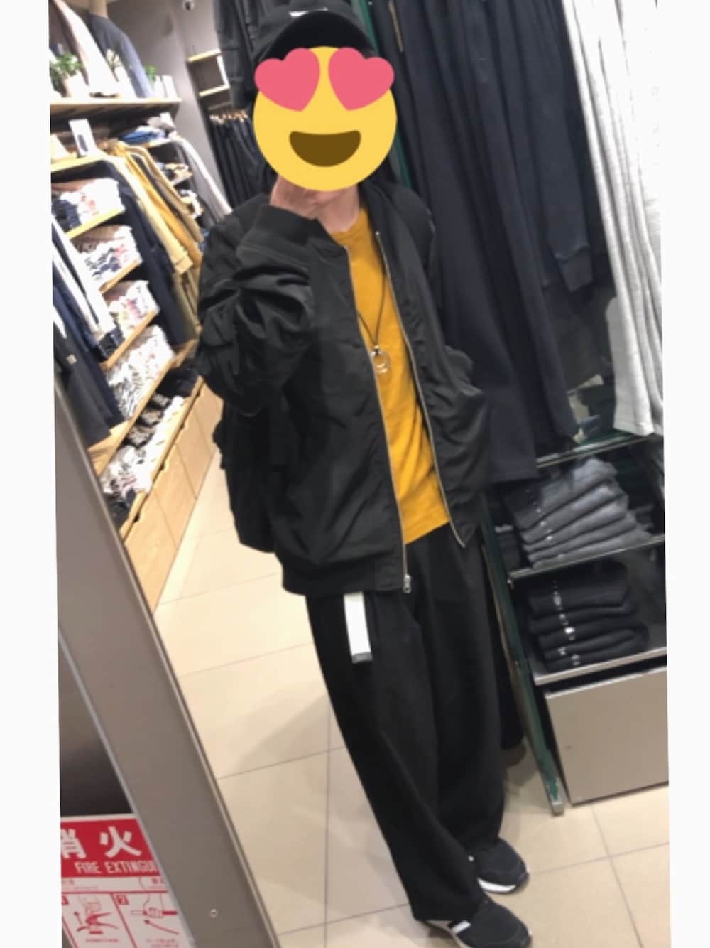 「シンプル、ブラック、スニーカー、MA-1、ワイドパンツ、黒、イエロー、Tシャツ、黄色、マスタードカラー」｜「WEGOのWEGO/MA-1（MA-1、ブラック系）」を使った、HARUTOさん（メンズ・165cm）の春コーディネートの1枚目の写真