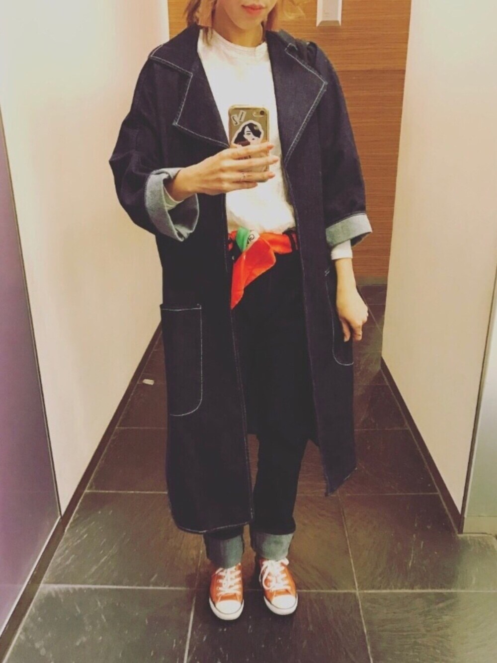 「SHAINA MOTEのアイテム（デニムジャケット、ブルー系）」を使った、麻比さん（レディース・164cm）の春コーディネートの1枚目の写真
