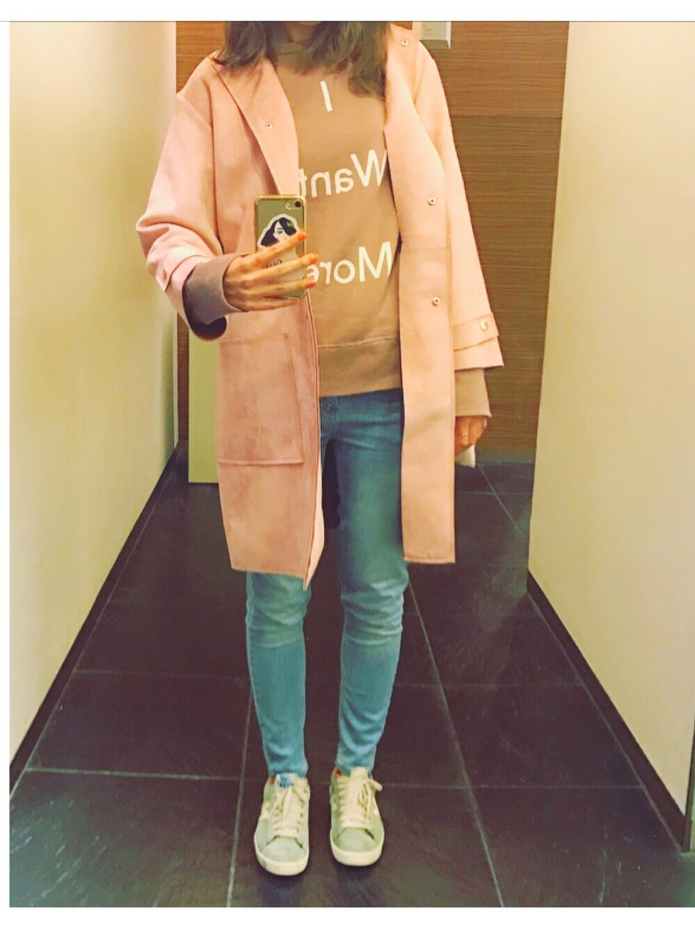 「Acne Studiosのアイテム（スウェット、ピンク系）」を使った、麻比さん（レディース・164cm）の春コーディネートの1枚目の写真