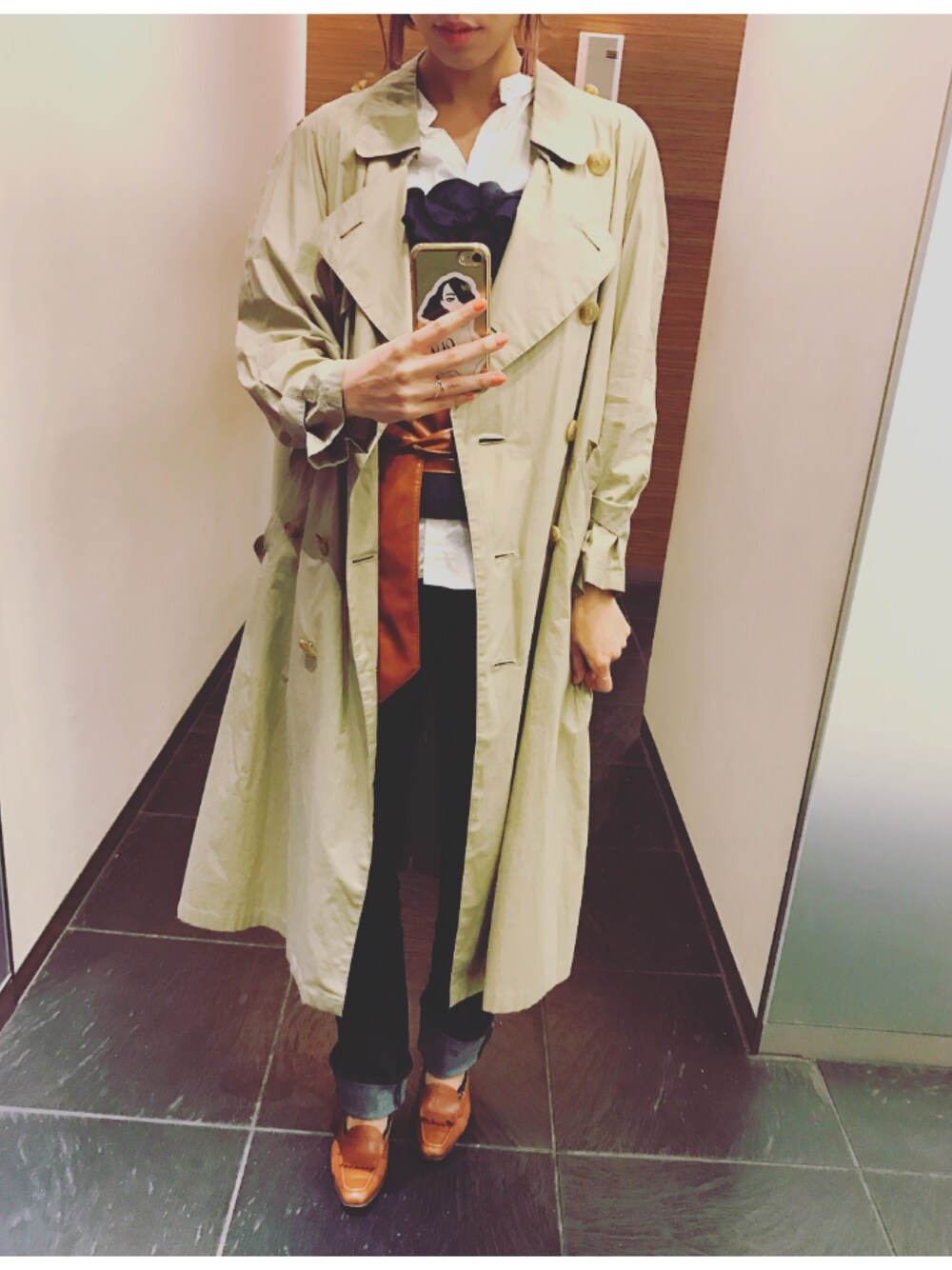 「BURBERRYのアイテム（トレンチコート、ベージュ系）」を使った、麻比さん（レディース・164cm）の春コーディネートの1枚目の写真