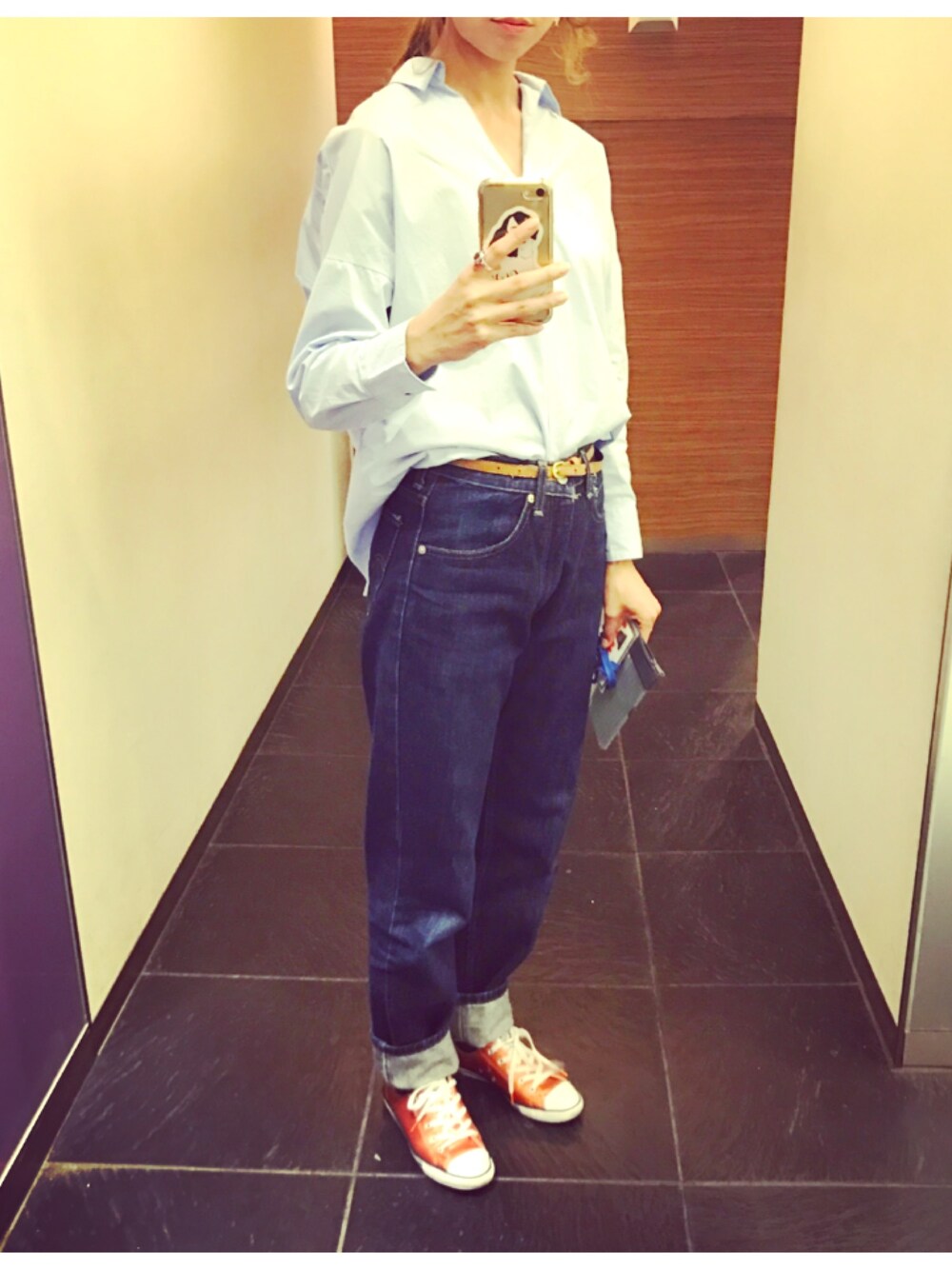 「CONVERSEのアイテム（スニーカー、オレンジ系）」を使った、麻比さん（レディース・164cm）の春コーディネートの1枚目の写真