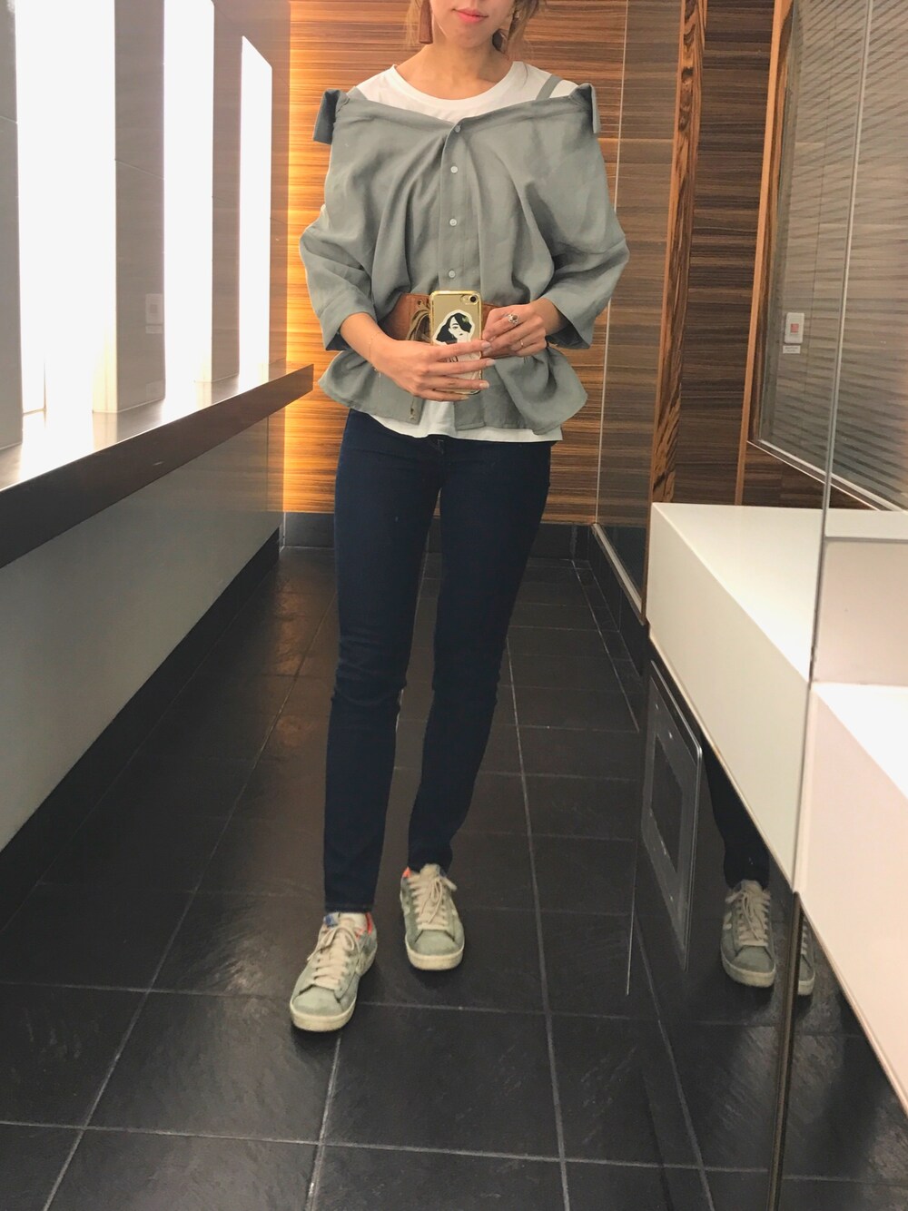 「シンプル、オトナカジュアル、Tシャツ、スニーカー」｜「NEW BALANCEのアイテム（スニーカー、グリーン系）」を使った、麻比さん（レディース・164cm）の春コーディネートの1枚目の写真