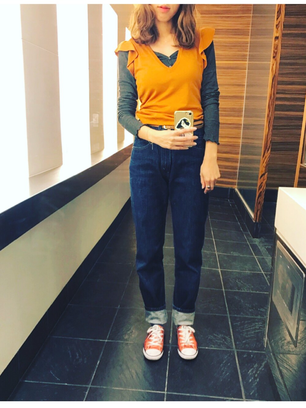 「カジュアル、コンバース、デニム」｜「CONVERSEのアイテム（スニーカー、オレンジ系）」を使った、麻比さん（レディース・164cm）の春コーディネートの1枚目の写真