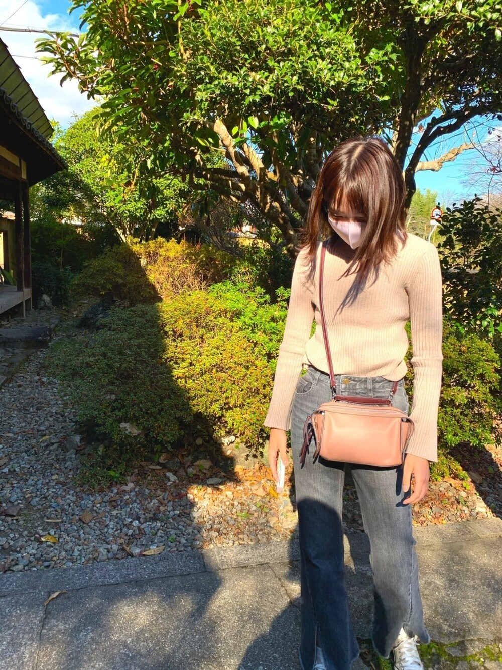 「カジュアルコーデ、おしゃれさんと繋がりたい、休日スタイル、デニム、秋のコーデ、デニムパンツ」｜「Ray BEAMSの◇RBS / リブ フレアスリーブ クルーネック（ニット/セーター、ベージュ系）」を使った、とりさん（レディース・163cm）の冬コーディネートの1枚目の写真