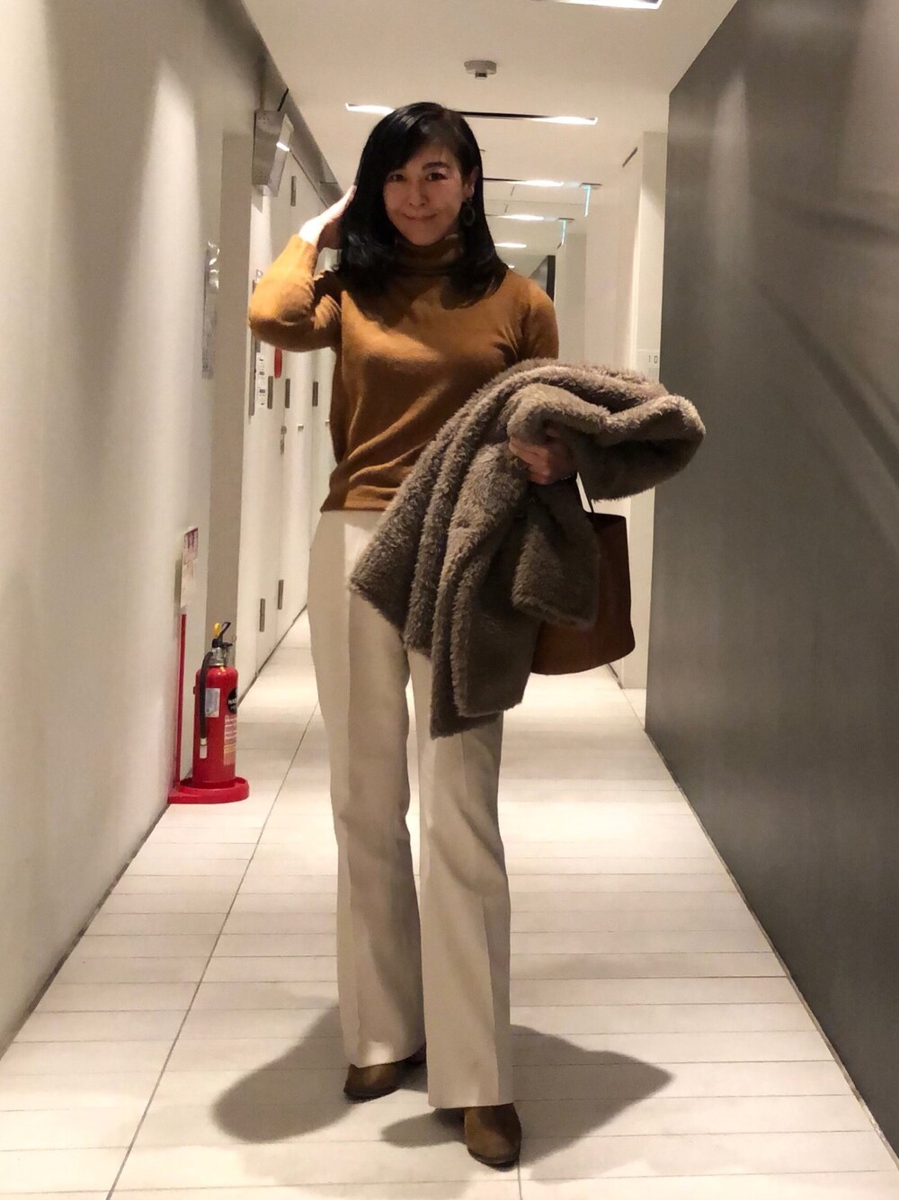 「今日のコーデ、プチプラ、パンツコーデ、白パンツ、キャメル、40代ファッション、きれいめコーディネート」｜「STUNNING LUREのアイテム（ジャケット/アウター、ブラウン系）」を使った、masayonakanoさん（レディース・165cm）の冬コーディネートの1枚目の写真