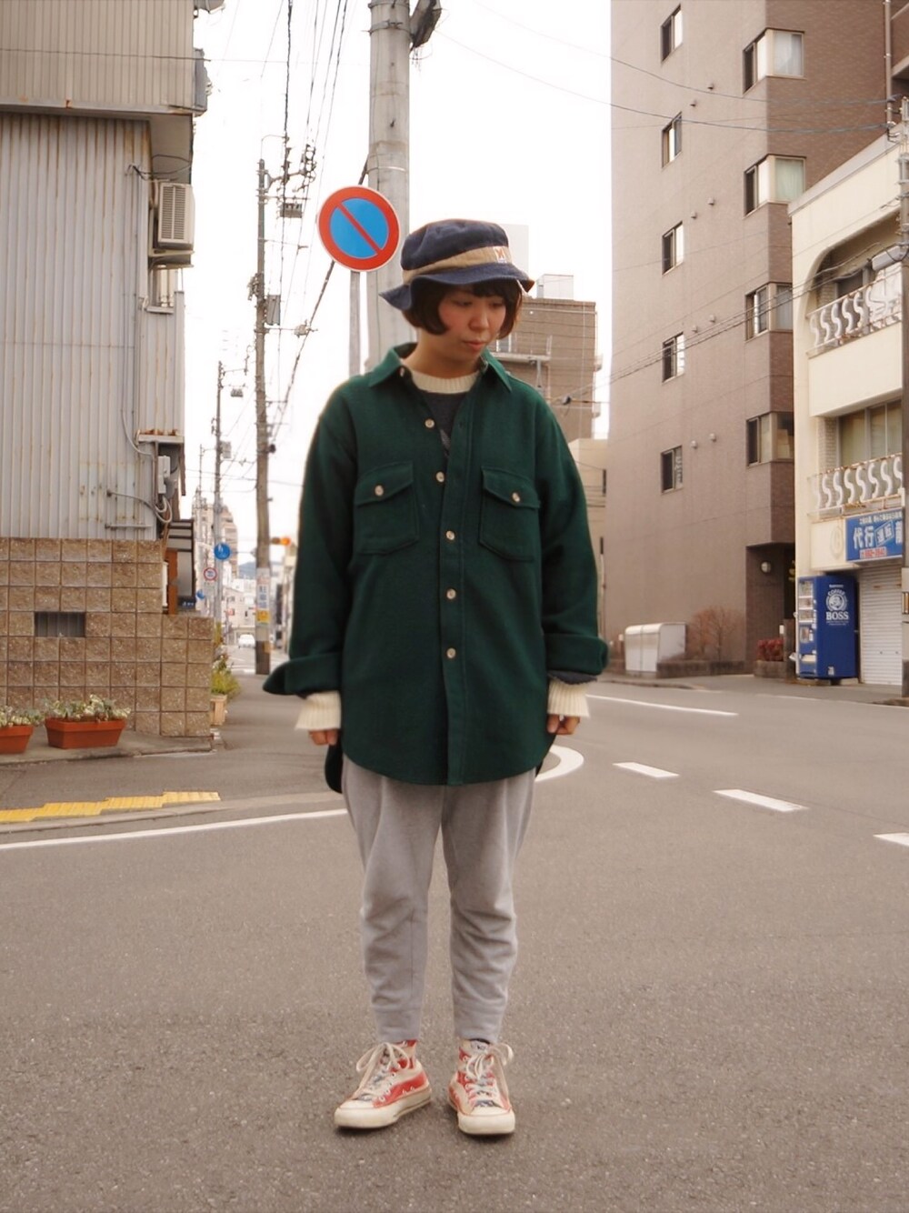 「CONVERSEのアイテム（スニーカー、その他）」を使った、あすまるさん（レディース・157cm）の冬コーディネートの1枚目の写真