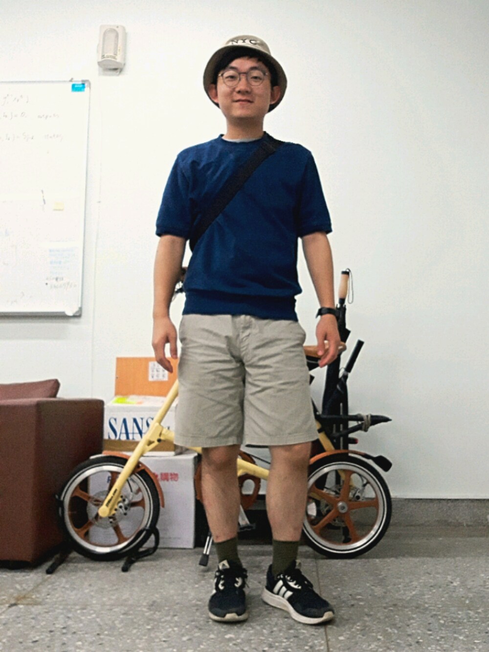 「GUのアイテム（トップス、ブルー系）」を使った、josephj1o4e1さん（メンズ・170cm）の春コーディネートの1枚目の写真