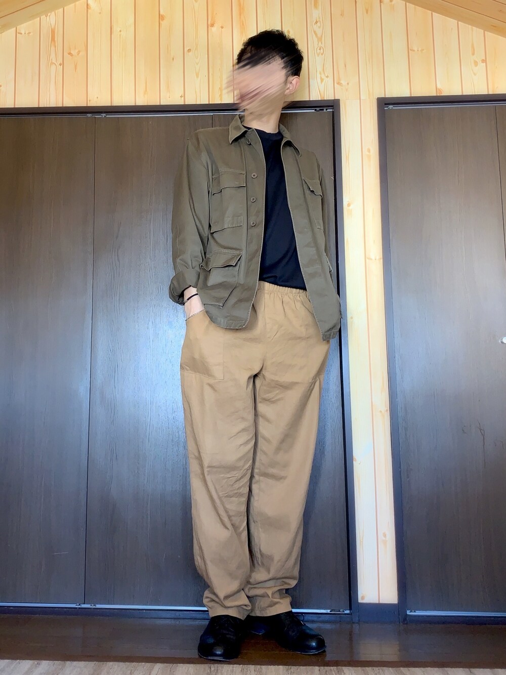 「大学生、ミリタリージャケット、カラーパンツ、チノパン、リラックスパンツ、革靴、ドクターマーチン、アースカラー、ナチュラル、タックイン」｜「A.P.C.のアイテム（ミリタリージャケット、グリーン系）」を使った、yumaさん（メンズ・178cm）の春コーディネートの1枚目の写真