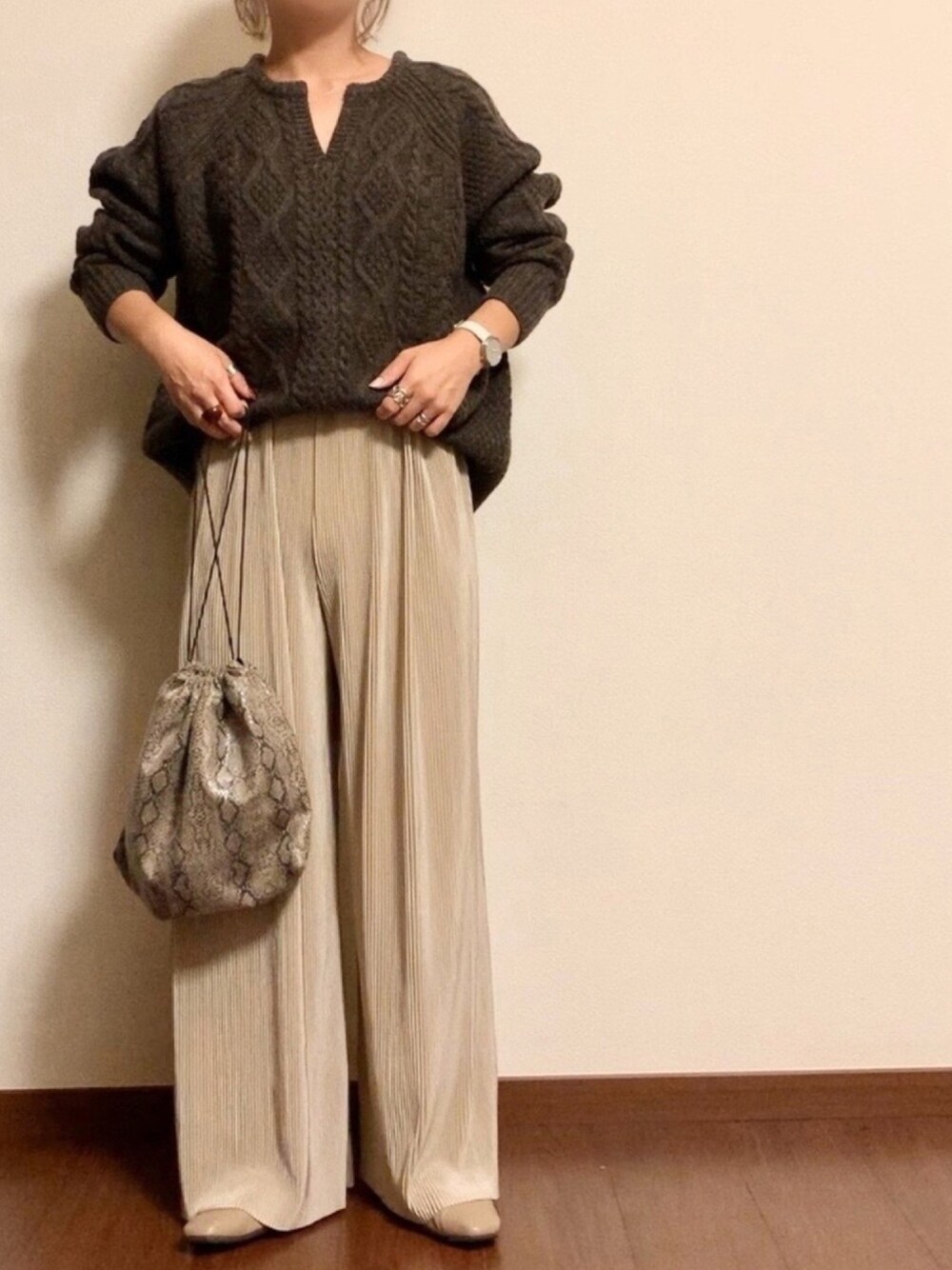 「大人カジュアル、ママコーデ、ゆるコーデ、プリーツパンツ、秋コーデ、ブラウン、キーネックニット、ベージュ、パイソン柄、低身長コーデ」｜「AMERICAN HOLICのローゲージキーネックケーブルニットプルオーバー（ニット/セーター、ブラウン系）」を使った、ayuMi◡̈さん（レディース・152cm）の秋コーディネートの1枚目の写真
