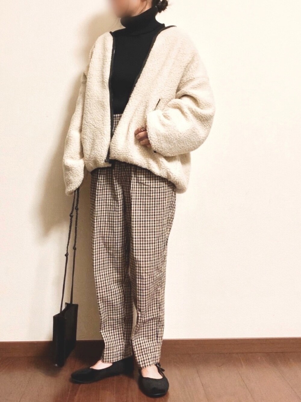 ホワイト系のブルゾン、ブラック系のニット/セーター、その他のその他パンツを着用したレディースの秋コーディネートの1枚目の写真