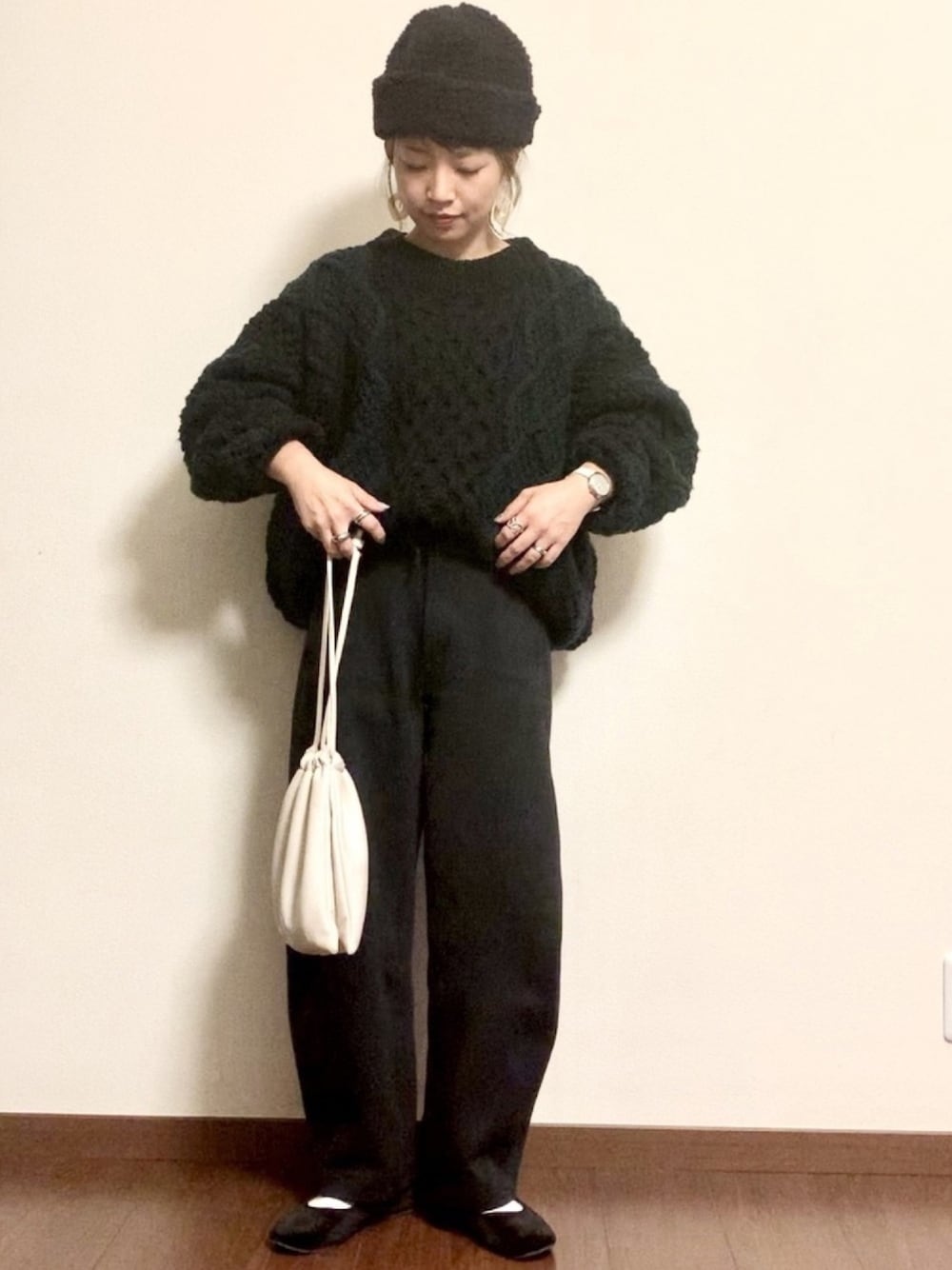 「大人カジュアル、ママコーデ、ゆるコーデ、ボリュームニット、アランニット、シンプル、カーブパンツ、ボアハット、カンフーシューズ、低身長」｜「JOURNAL STANDARDのアイテム（ニット/セーター、ブラック系）」を使った、ayuMi◡̈さん（レディース・152cm）の冬コーディネートの1枚目の写真