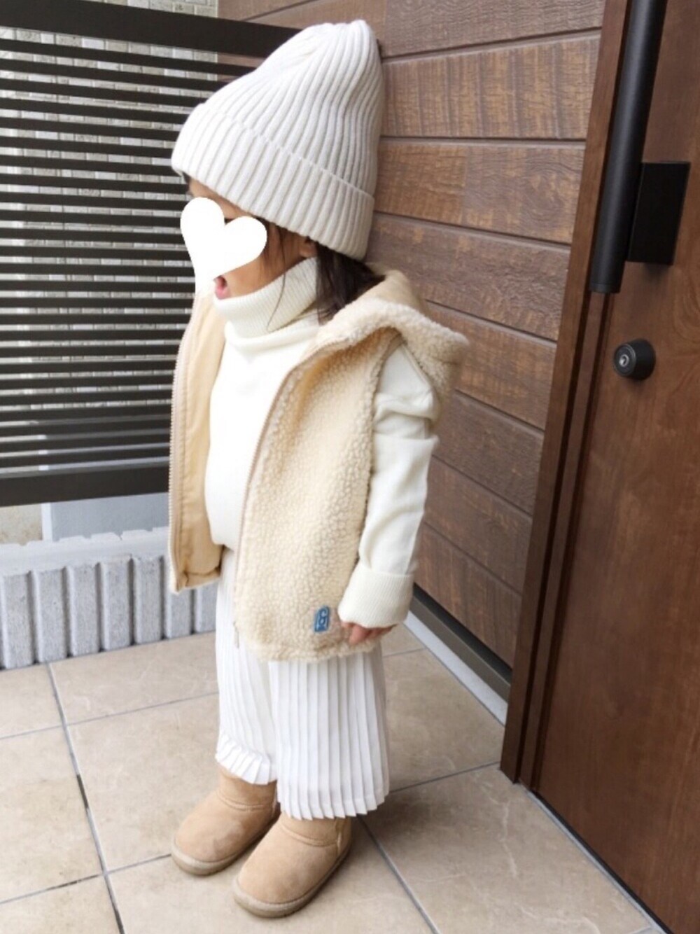 「まっしろしろすけはここだ！！、ホワイトコーデ、キッズコーデ、シンプルコーデ、シンプル、白ニット」｜「petit mainのワンポイントベーシックニット帽（ニットキャップ/ビーニー、ホワイト系）」を使った、oshamaさん（キッズ・80cm）の冬コーディネートの1枚目の写真