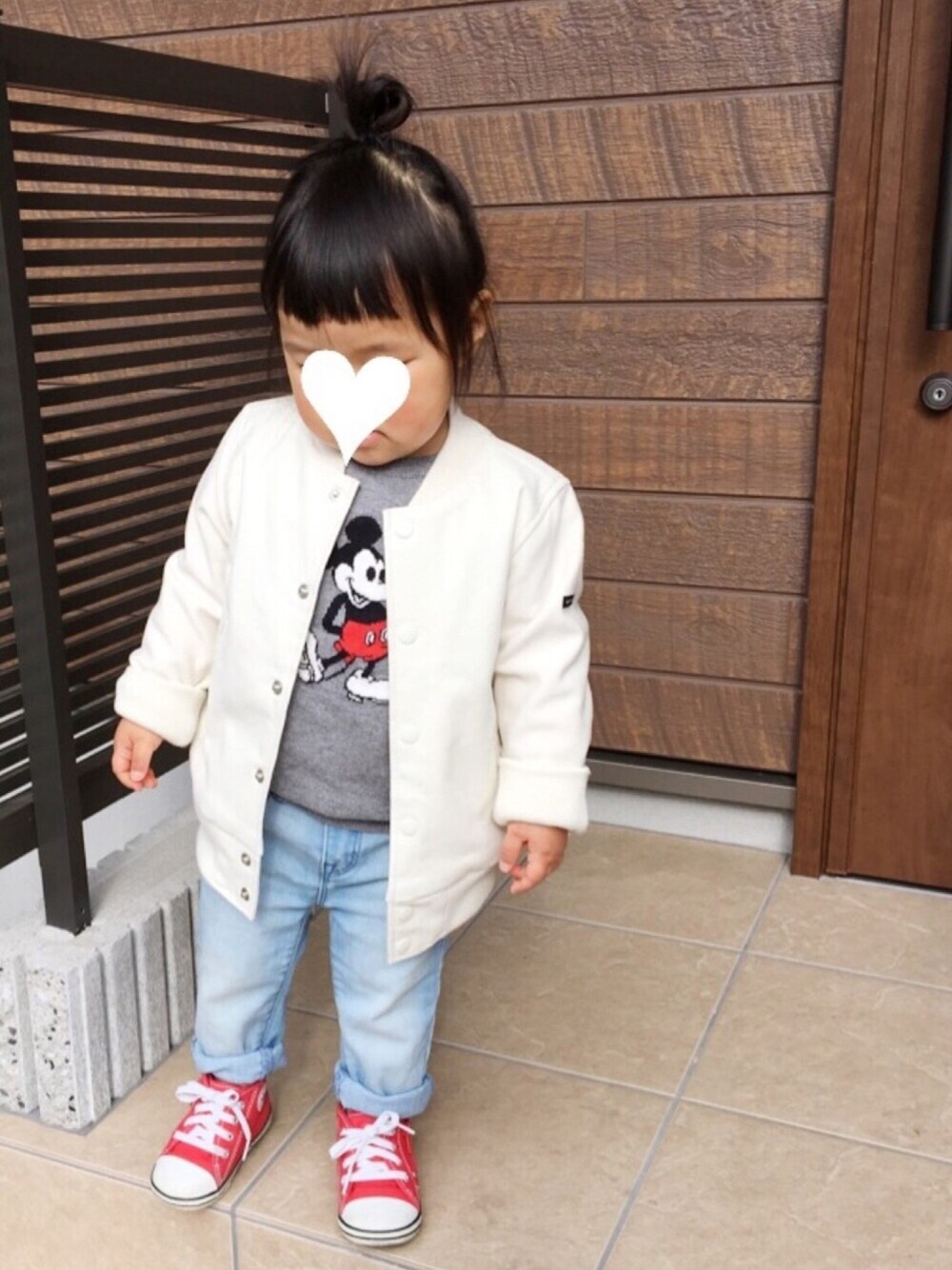 「キッズファッション、シンプル、女の子、2歳、スタジャン、ミッキーニット、赤コンバース」｜「quoti use fithのスタジアムジャンパー（スタジャン、ホワイト系）」を使った、oshamaさん（キッズ・80cm）の春コーディネートの1枚目の写真
