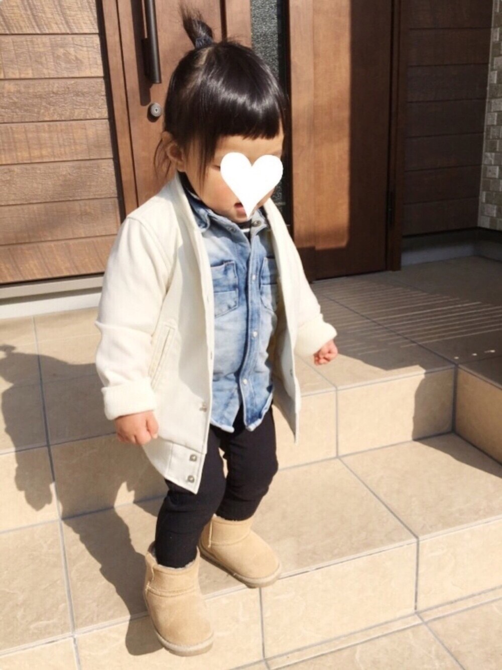 「キッズコーデ、シンプル、女の子、2歳、デニムシャツ、ムートンブーツ」｜「quoti use fithのスタジアムジャンパー（スタジャン、ホワイト系）」を使った、oshamaさん（キッズ・80cm）の春コーディネートの1枚目の写真