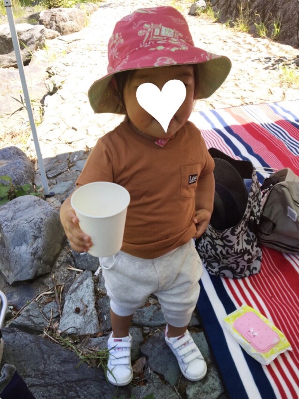 「手羽先フェス、シンプルコーデ、カジュアルコーデ、肉色コーデ、女の子、2歳」｜「patagoniaのpatagonia/ パタゴニア Baby Sun Bucket Hat（ハット、ピンク系）」を使った、oshamaさん（キッズ・80cm）の春コーディネートの1枚目の写真