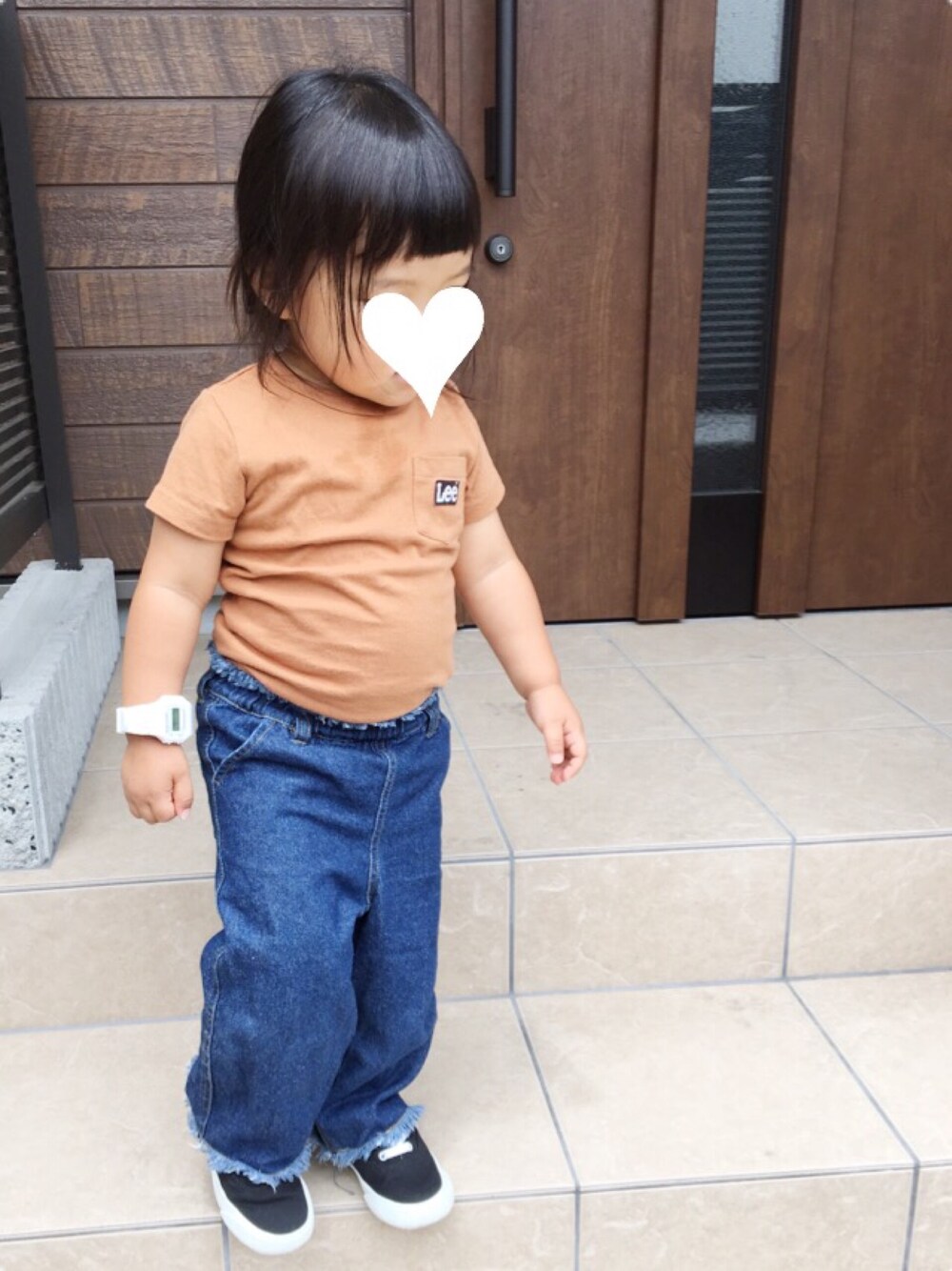 「キッズコーデ、シンプル、カジュアル、女の子、2歳、フリンジデニム」｜「Leeのアイテム（Tシャツ/カットソー、ブラウン系）」を使った、oshamaさん（キッズ・80cm）の夏コーディネートの1枚目の写真