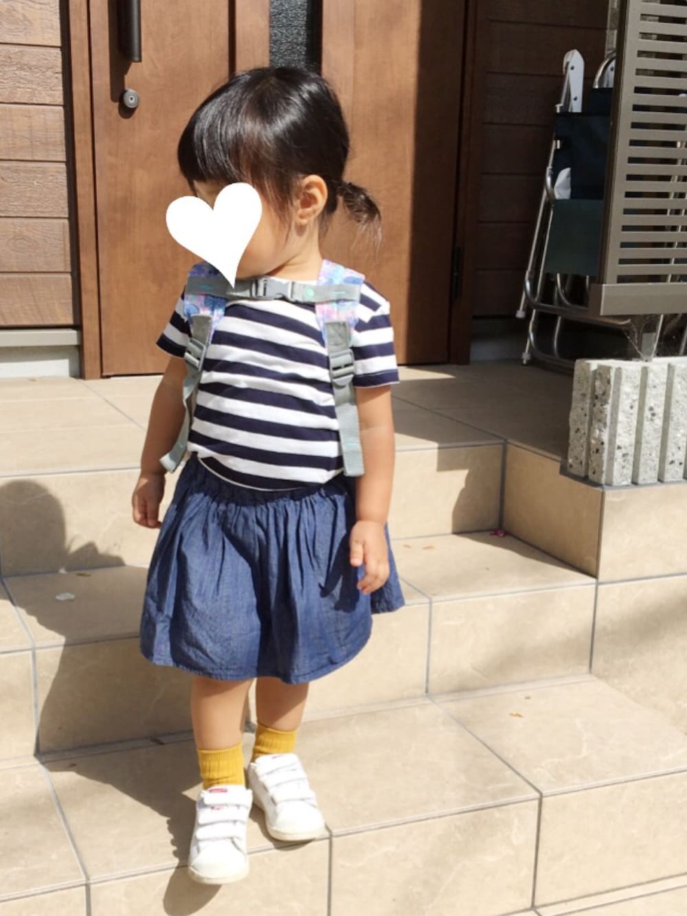 「マスタード、キッズコーデ、女の子、カジュアルコーデ、2歳、無印ボーダー」｜「無印良品のアイテム（Tシャツ/カットソー、ホワイト系）」を使った、oshamaさん（キッズ・80cm）の秋コーディネートの1枚目の写真