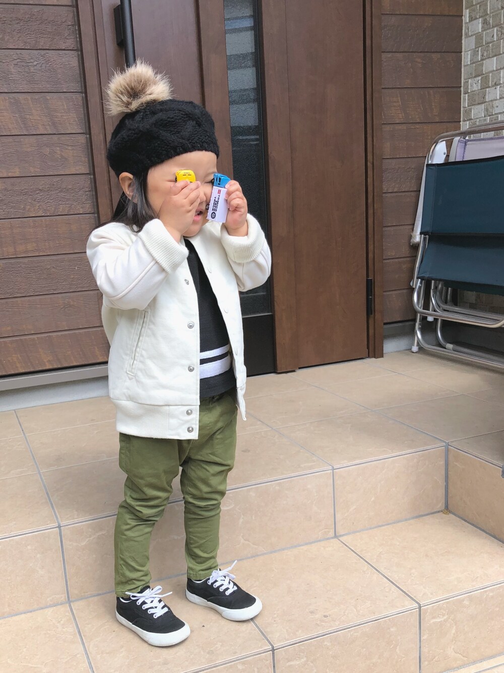 「キッズコーデ、女の子、3歳、カジュアル、シンプル、冬コーデ、ベレー帽」｜「DAISOのアイテム（ハンチング/ベレー帽、ブラック系）」を使った、oshamaさん（キッズ・80cm）の春コーディネートの1枚目の写真