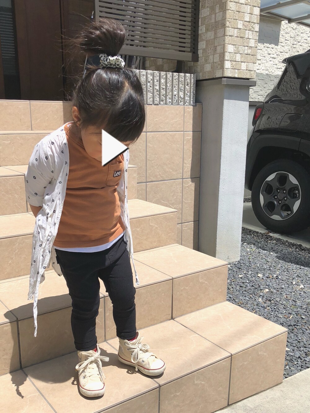 「キッズコーデ、カジュアル、シンプル、女の子、3歳」｜「CIAOPANIC TYPYの【ママとお揃い】キッズ2WAYシャツディガン（ワンピース、ホワイト系）」を使った、oshamaさん（キッズ・90cm）の春コーディネートの1枚目の写真