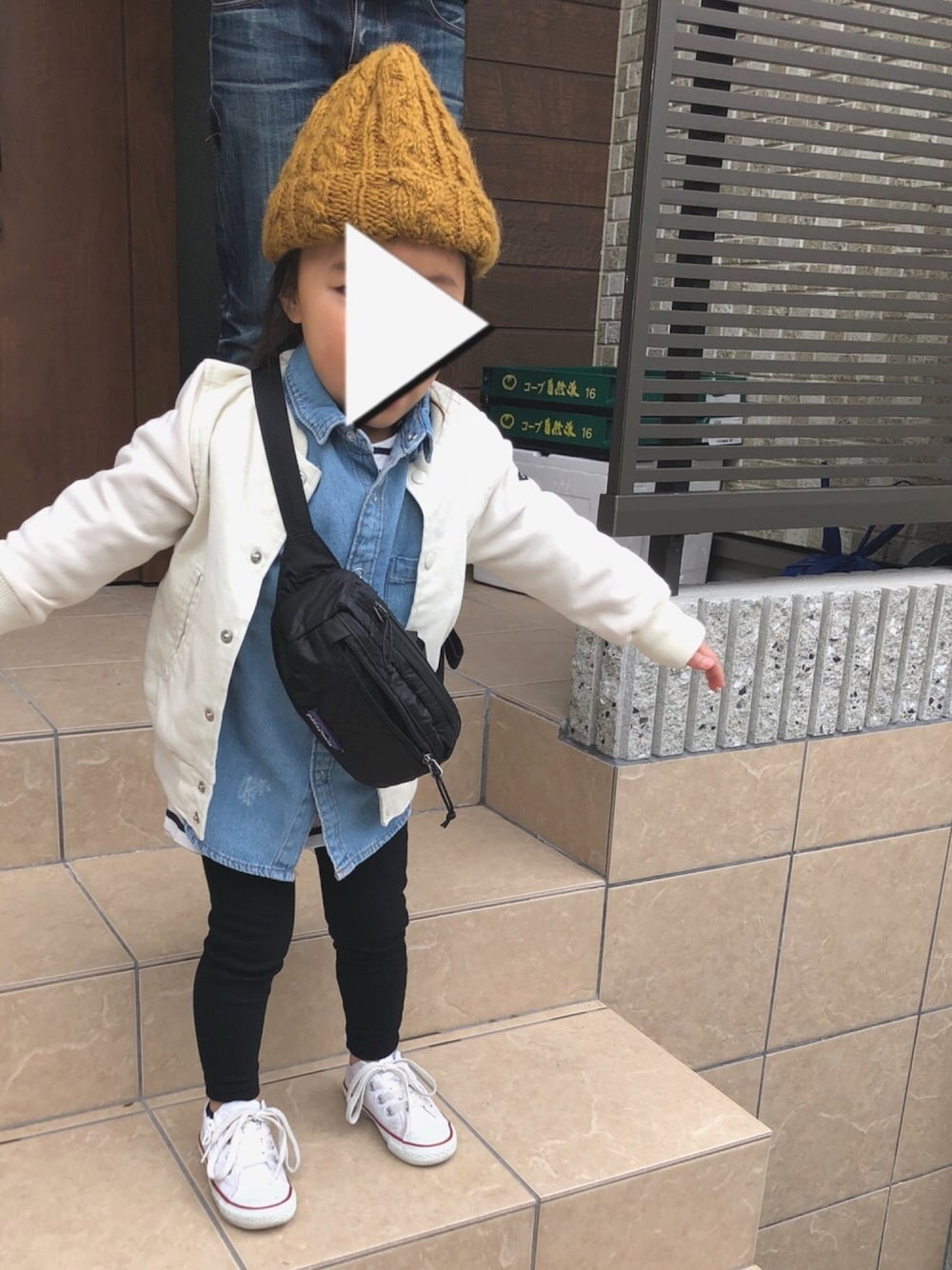 「キッズファッション、女の子、パタゴニア、ニット帽、からし色、デニムシャツ、コンバース」｜「URBAN RESEARCH DOORSのDOORS ケーブルニットキャップ（ニットキャップ/ビーニー、イエロー系）」を使った、oshamaさん（キッズ・90cm）の冬コーディネートの1枚目の写真