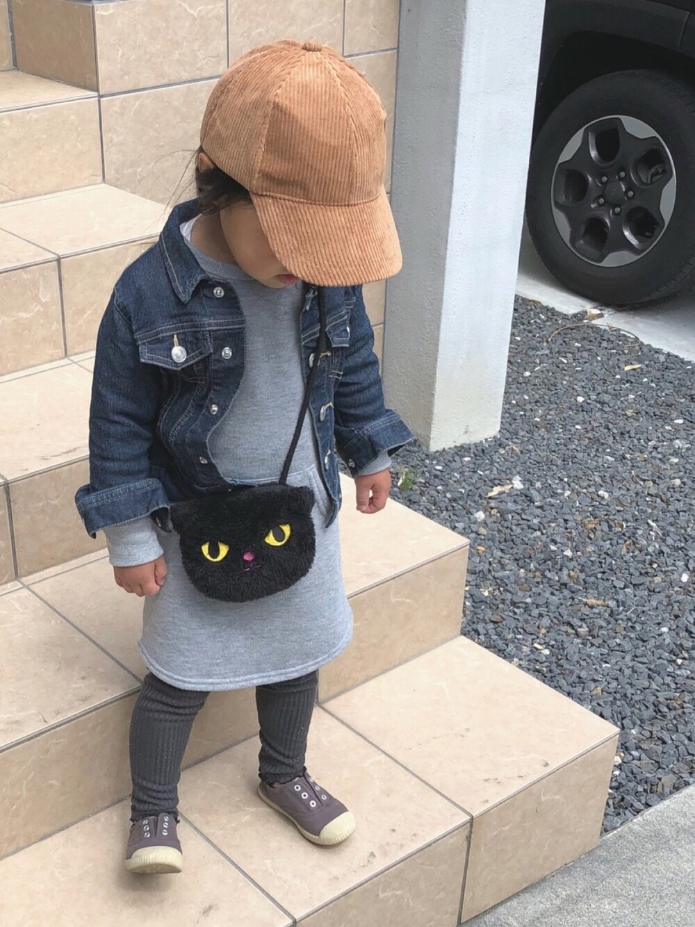「キッズコーデ、カジュアル、女の子コーデ、キャップ、デニムジャケット、ワンピース、ネコバッグ」｜「3coinsのアイテム（キャップ、ブラウン系）」を使った、oshamaさん（キッズ・90cm）の春コーディネートの1枚目の写真