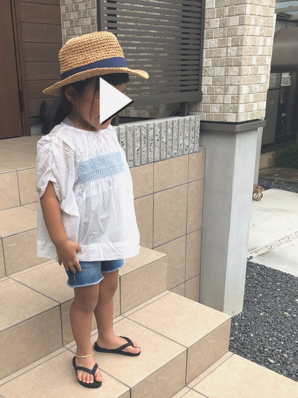 「キッズファッション、女の子コーデ、シンプルコーデ、まだまだ夏コーデ、むぎわら帽子、ビーチサンダル」｜「Birthdayのアイテム（帽子、その他）」を使った、oshamaさん（キッズ・90cm）の秋コーディネートの1枚目の写真