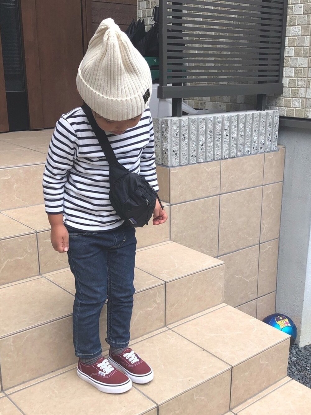 「あずきいろまつり2019、あずき色、スニーカー、デニム、ボーダー、ニット帽、パタゴニア、カジュアル、シンプル」｜「petit mainのワンポイントベーシックニット帽（ニットキャップ/ビーニー、ホワイト系）」を使った、oshamaさん（キッズ・90cm）の秋コーディネートの1枚目の写真