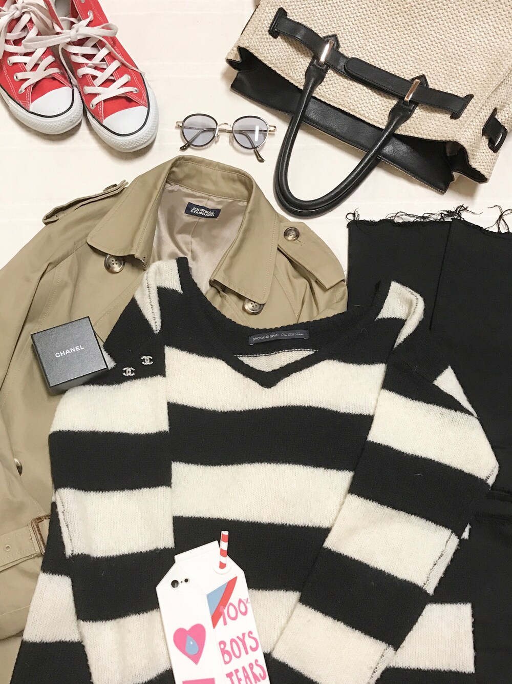 「カジュアルコーデ、オトナカジュアル、パンツスタイル、converse、ニットワンピース、ウルトラストレッチジーンズ、かごバーキン、オールスター」｜「JOURNAL STANDARDのコットンギャバトレンチコート #（トレンチコート、ベージュ系）」を使った、ここさん（レディース・161cm）の春コーディネートの1枚目の写真