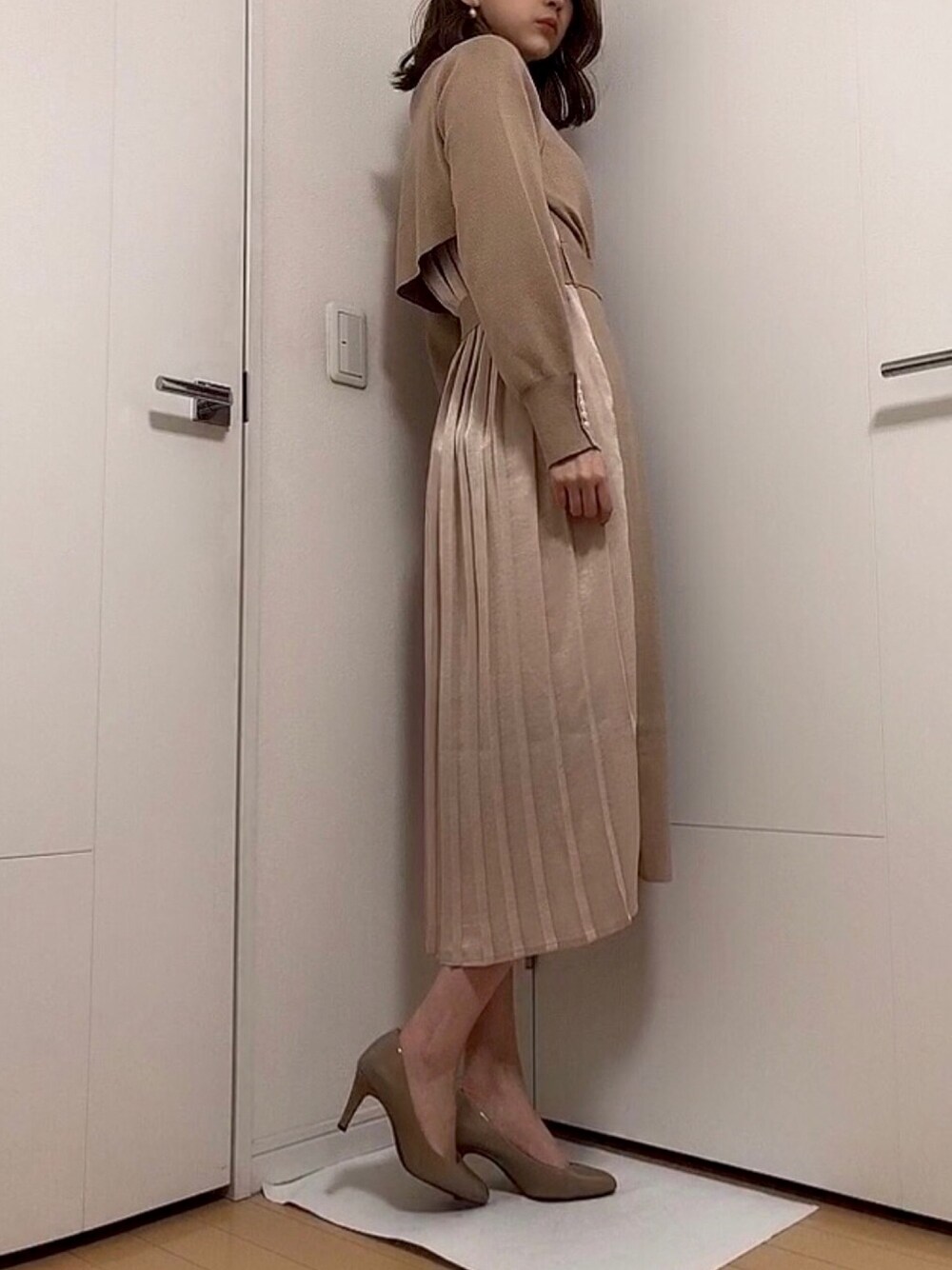 「春、オトナカジュアル、ワンピース」｜「kettyのアイテム（ワンピース、ベージュ系）」を使った、たまんさん（レディース・168cm）の春コーディネートの1枚目の写真