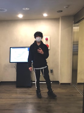 「mnml（ミニマル）の【mnml】TRACK PANTS（その他パンツ、ブラック系）」を使った、石川五右衛門さん（メンズ・167cm）の春コーディネート