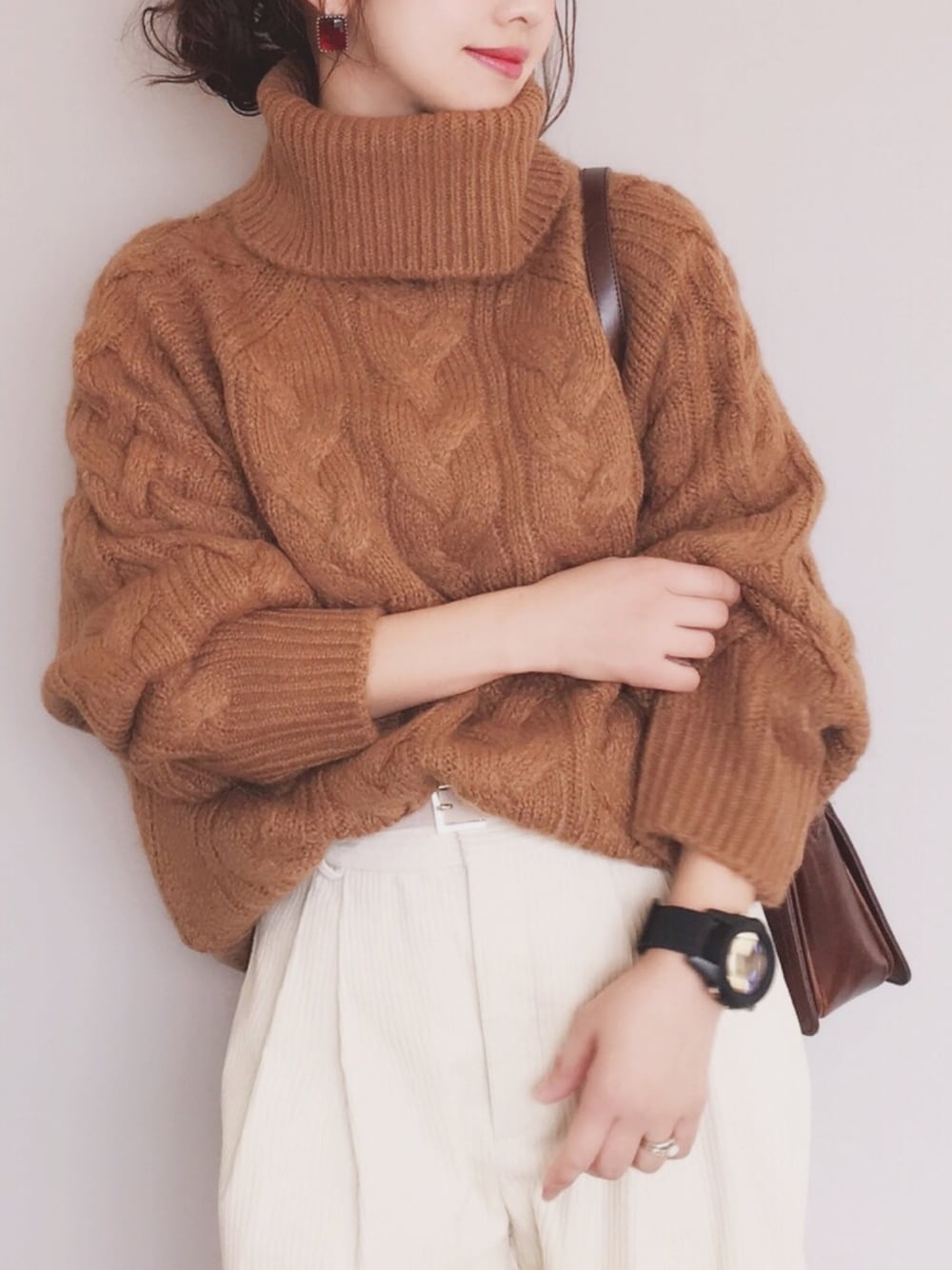 ブラウン系のニット/セーター、ホワイト系のパンツ、ブラウン系のニット/セーターを着用したレディースの秋コーディネートの1枚目の写真