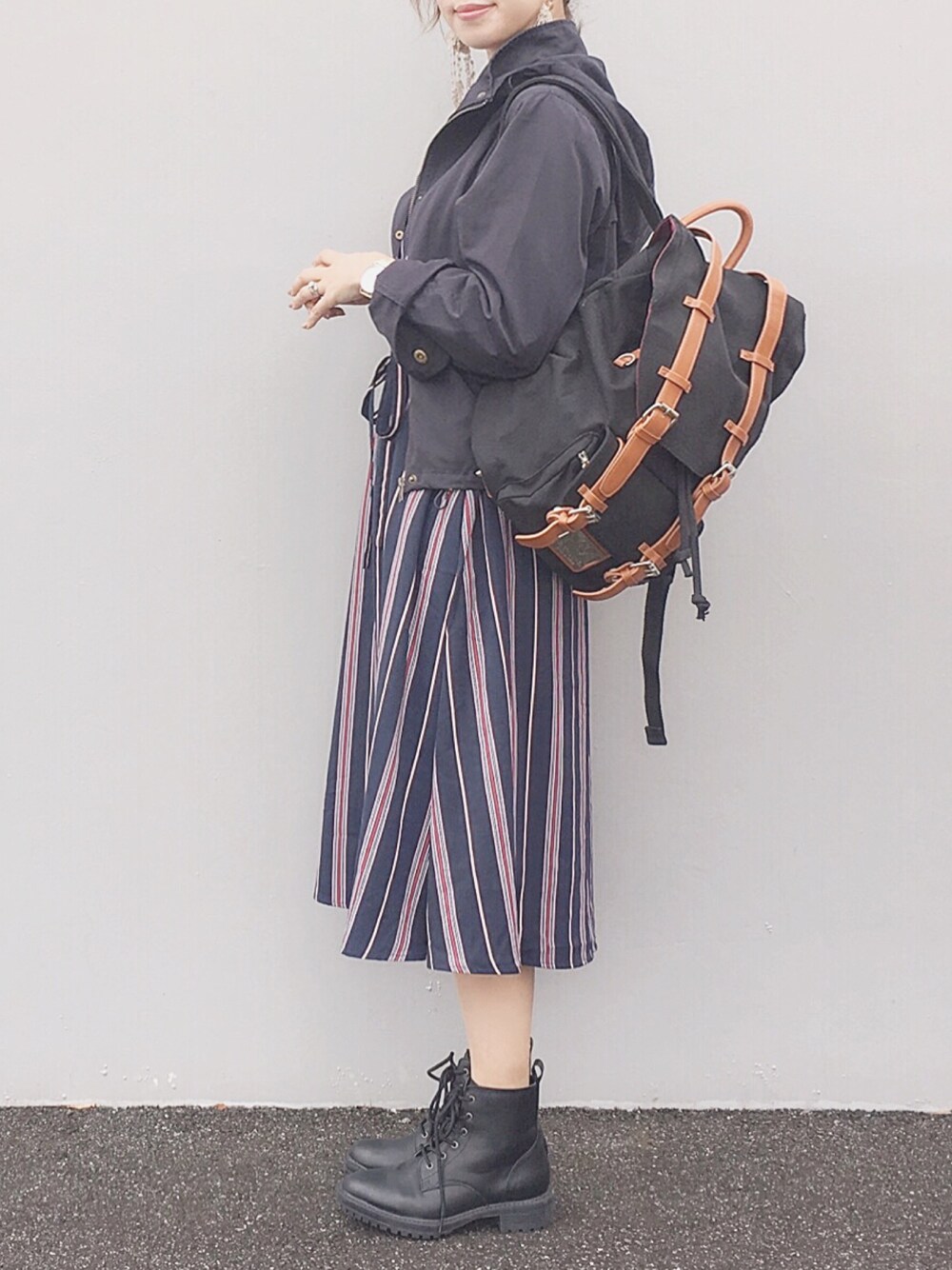 「Sonny　Label、サニーレーベル、ketty cherie、ケティシェリー、GU、GASTONLUGA、ストライプワンピース、マウンテンパーカー、バックパック、黒リュック」｜「ketty cherieのデシンレジメンストライプワンピース（ワンピース、ブルー系）」を使った、陽さん（レディース・156cm）の秋コーディネートの1枚目の写真