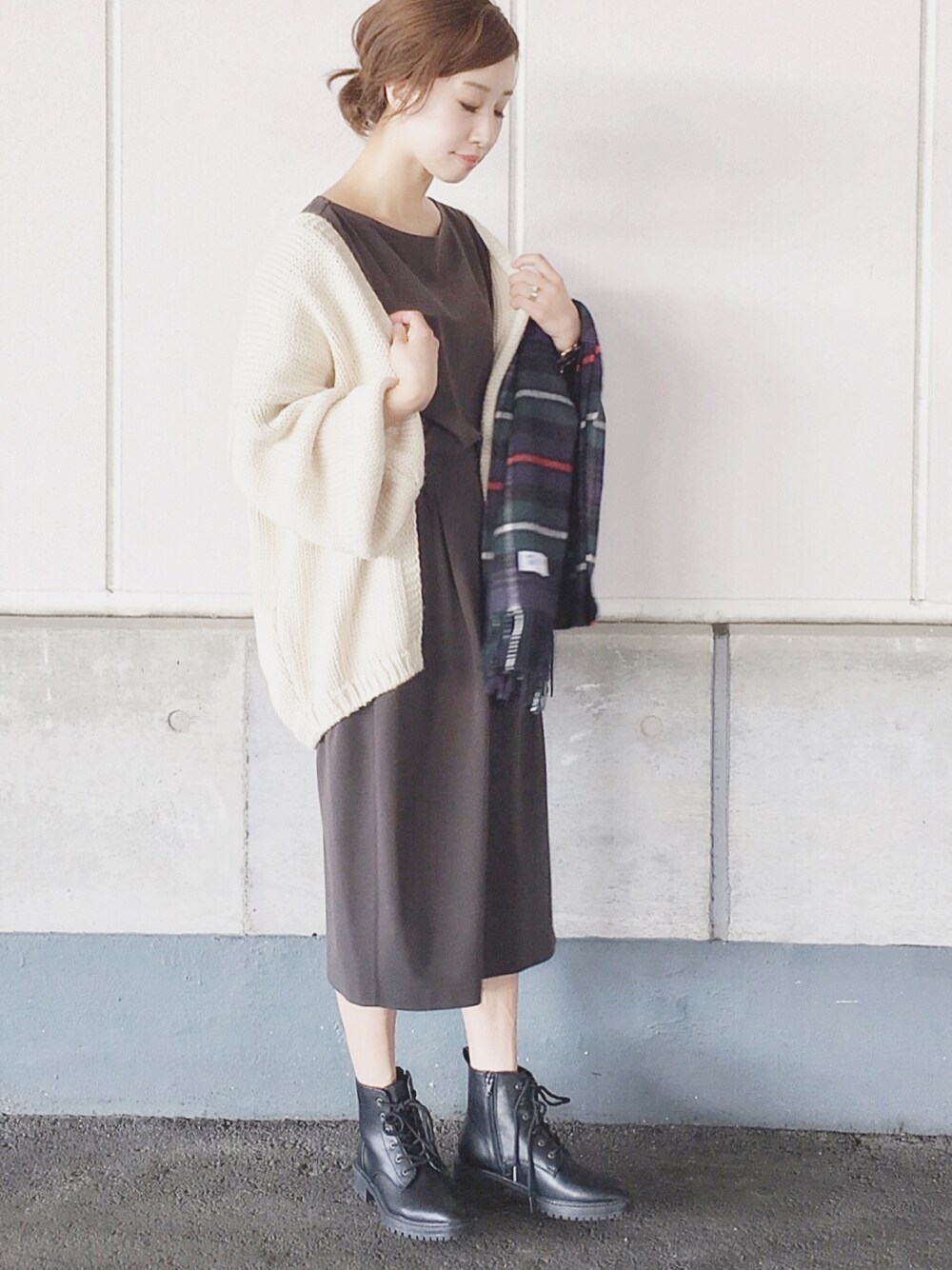 「qualite、カリテ(qualite)、titivate、ワンピース、白ニット、カーディガン、ざっくりカーデ、ざっくりニット、アダルトおカワたん部」｜「titivateのﾛｰｹﾞｰｼﾞﾆｯﾄｶｰﾃﾞｨｶﾞﾝ（カーディガン/ボレロ、ホワイト系）」を使った、陽さん（レディース・156cm）の秋コーディネートの1枚目の写真