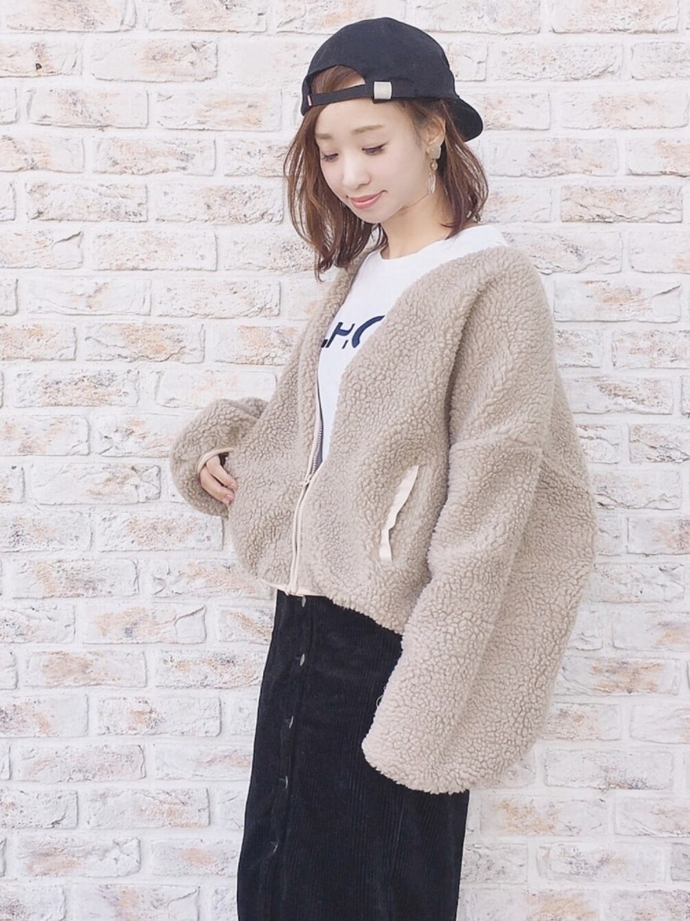 ベージュ系のブルゾン、ブラック系のスカート、ホワイト系のTシャツ/カットソーを着用したレディースの秋コーディネートの1枚目の写真