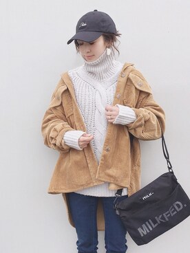 陽さんの「ケーブル編みタートルニット」を使ったコーディネート